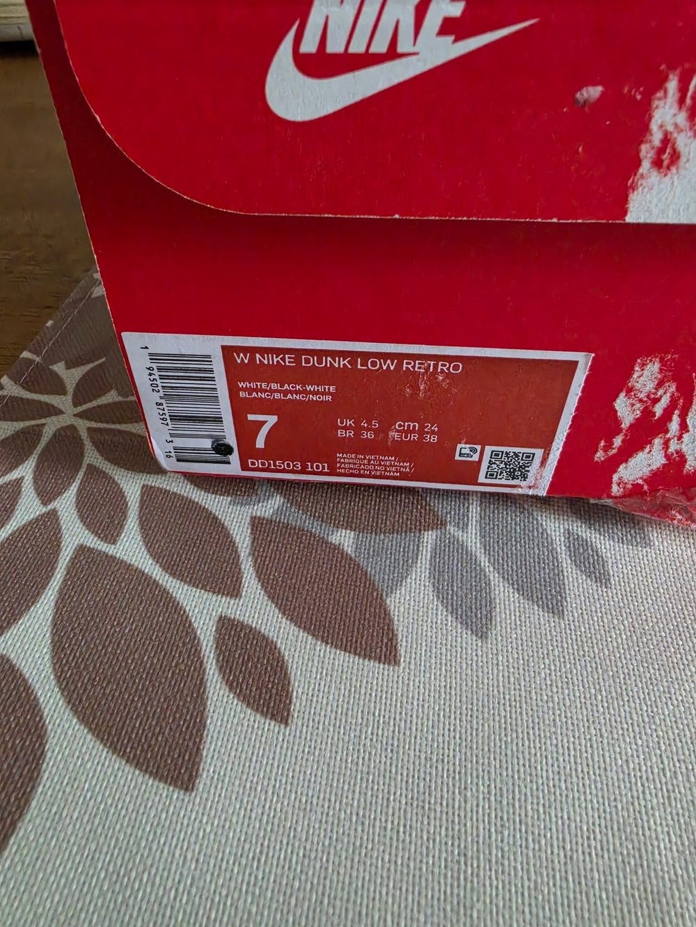 Nike Womens Black/White Low-Top Sneakers - Picture 4 of 4
